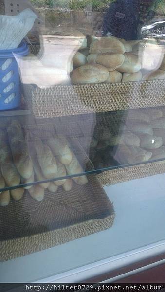 英豪餐廳門口賣麵包.jpg