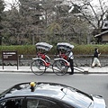 拉車，可惜我日文沒那麼輪轉到可以聽的懂車伕的介紹。