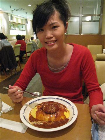 換掉和服後，因為頭髮上面都是髮膠。不能拆。