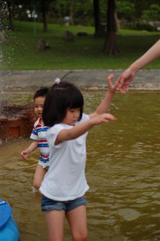 親水公園玩水中