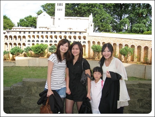 我們在歐洲古堡前合照