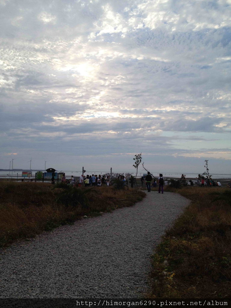 高美溼地左側小石子路