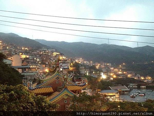 九份馬克村莊前空地傍晚景色-1