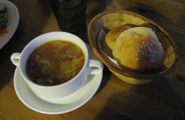 附餐蔬菜牛肉湯+麵包~都很好吃