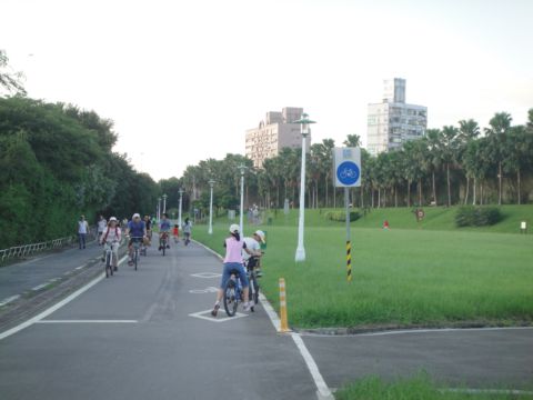 台北，新店溪畔騎腳踏車(101.9.1)