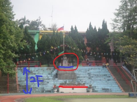 塑膠碗與升旗台(102.5.5)