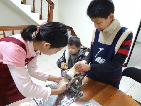 小小孩也做麵條(103.2.15) 小小孩也做麵條(103.2.15)