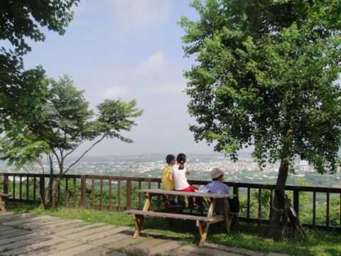 高雄大崗山，寺廟群和生態公園(99.8.20)