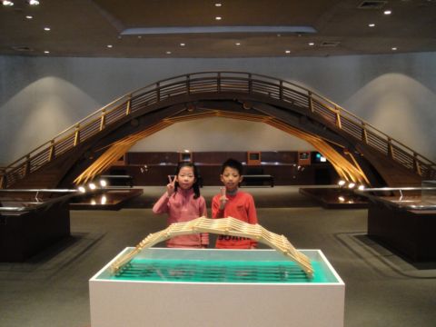 在台中科博館搭木橋(99.1.30) 在台中科博館搭木橋(99.1.30)