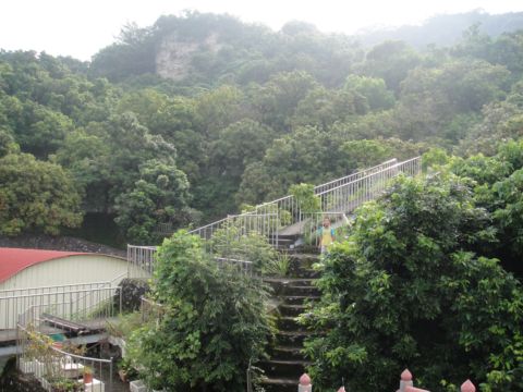 高雄大崗山,寺廟群和生態公園(99.8.20) 高雄大崗山,寺廟群和生態公園(99.8.20)
