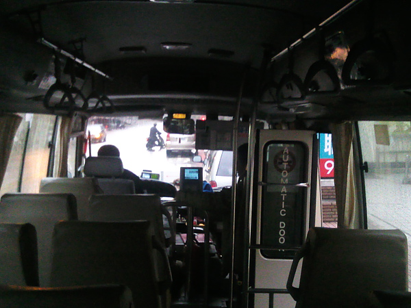 搭巨通703小小巴士前往長榮大樓集合