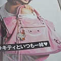 日本女孩都喜歡在包包上吊鍊子 包包才會變得更特別
