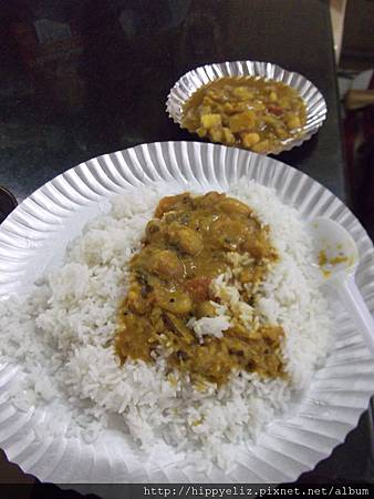第一次在印度吃咖哩  但很可惜  是素的  他們很少吃肉 大多是素食餐廳