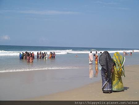 穿著包緊緊的沙麗  沒法真的游泳的傳統印度婦人們