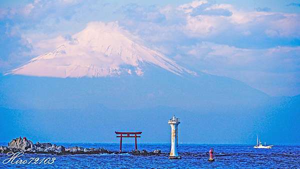 神奈川 景點 鎌倉 真名瀬海岸 燈塔 海上鳥居 襯出富士山的藍色風情 富士山真好玩 天才真 痞客邦