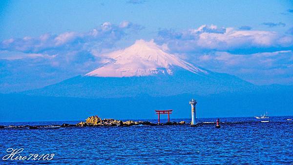 神奈川 景點 鎌倉 真名瀬海岸 燈塔 海上鳥居 襯出富士山的藍色風情 富士山真好玩 天才真 痞客邦