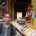 在往京都清水寺的路上和親切的店員合照.JPG