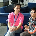 雙溪國小的特派員正在訪問So-net的志工哥哥Caspar。