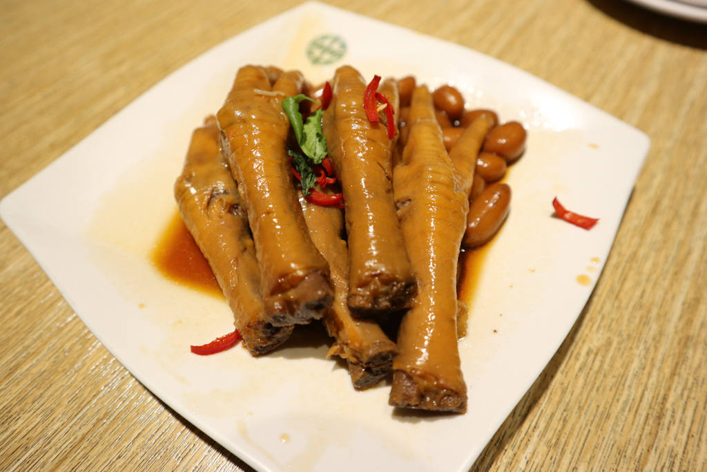 鮑汁燜鳳爪 NT$128 Braised Chicken Feet with Abalone Sauce 鶏足のアワビソース蒸し 전복육수닭발찜