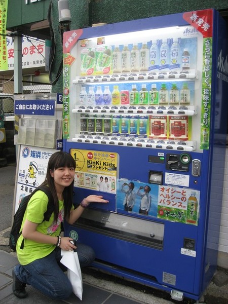 販売機の前.jpg