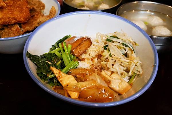 北車美食-復古懷舊風台生飲食亭，平價美味的酥炸排骨飯/酥炸鮮