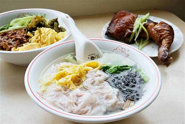 淡水美食-百葉溫州餛飩，餛飩湯/烤雞腿/榨醬麵推薦必吃，淡水