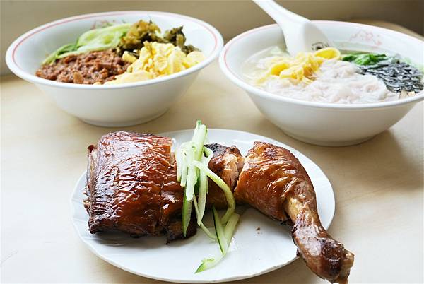 淡水美食-百葉溫州餛飩，餛飩湯/烤雞腿/榨醬麵推薦必吃，淡水