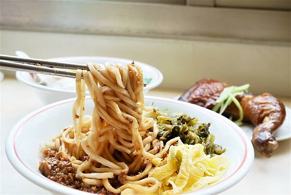 淡水美食-百葉溫州餛飩，餛飩湯/烤雞腿/榨醬麵推薦必吃，淡水