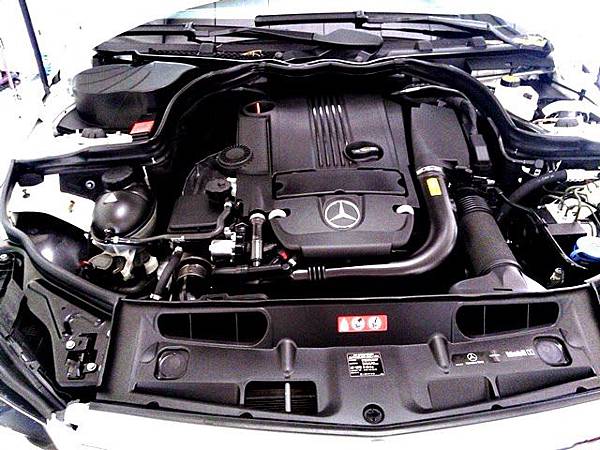 benz_c250_engine_compartment