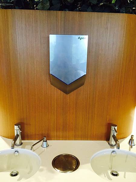 三井outlet美食街安裝dyson airblade V乾手機