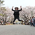 美少女在名古屋城門外表演起飛