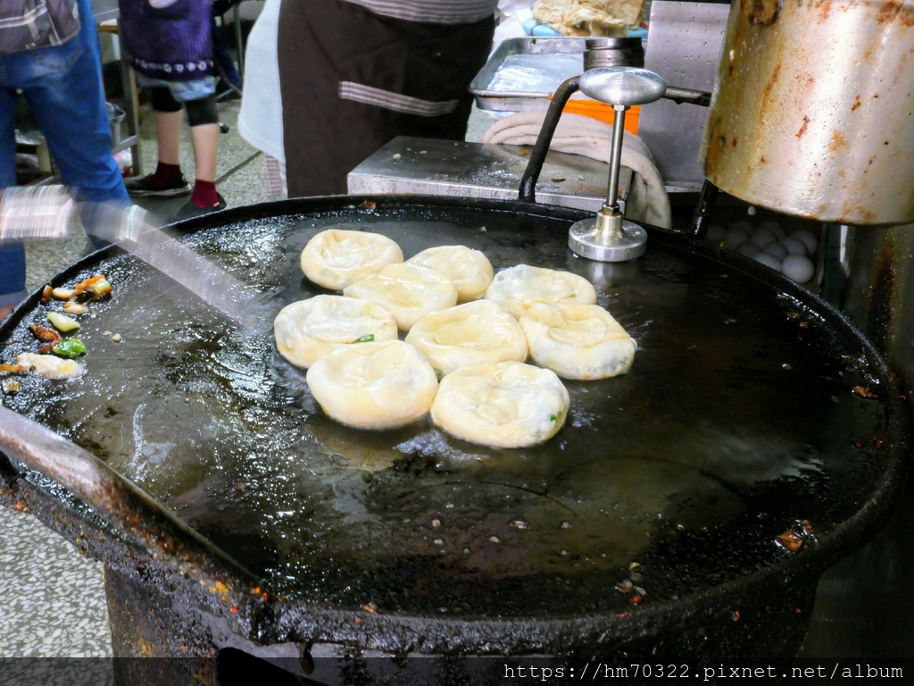 『基隆食記』-  一直在排隊的基隆50年老牌早餐店【周家蔥油