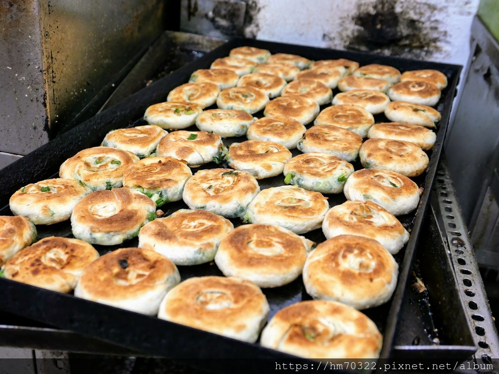 『基隆食記』-  一直在排隊的基隆50年老牌早餐店【周家蔥油