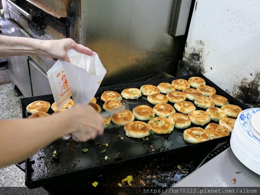 『基隆食記』-  一直在排隊的基隆50年老牌早餐店【周家蔥油