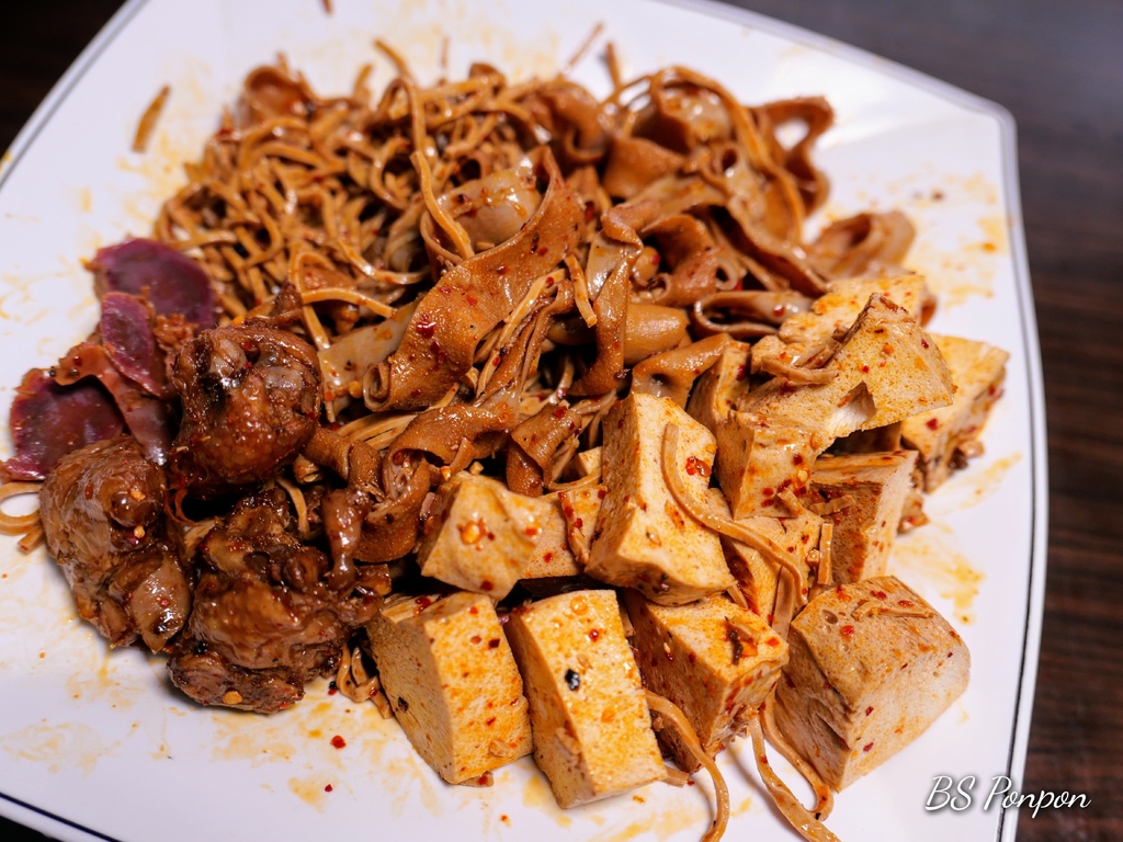 『桃園食記』- 榮榮麻辣鴨頭．高CP值抗寒美食．四川養生麻辣