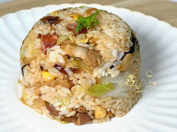 懶人食譜│香腸高麗菜飯，清冰箱料理古早味，便當菜簡單快速上桌