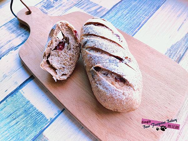 蔓越莓起司軟歐包 熊足跡 (4)