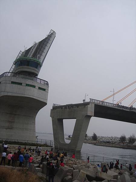 大鵬灣的鵬灣跨海大橋。