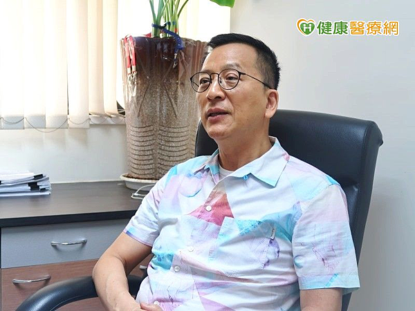 高雄榮總簡邦平主任表示,更年期猶如沙發馬鈴薯,透過治療擦出愛火花。