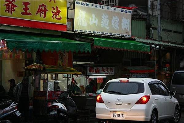 麵線糊是鹿港名產，在市場附近的龍山也是人氣名店