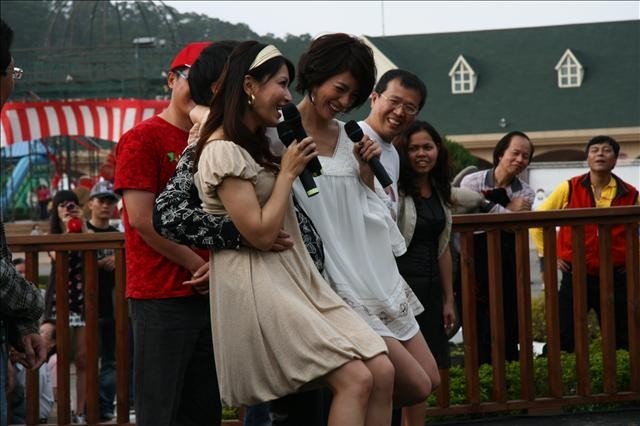 找五對觀眾上台看誰抱女伴最久,李興文先示範 找五對觀眾上台看誰抱女伴最久,李興文先示範