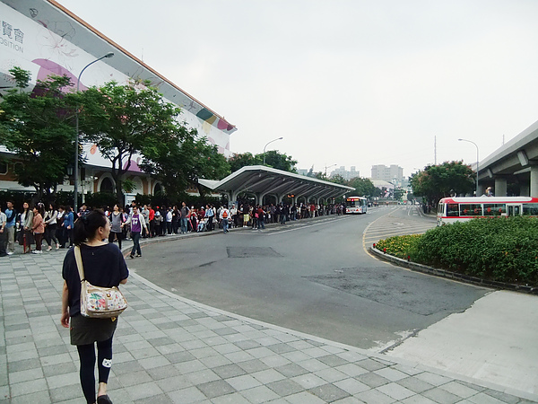 台北 2010 花博停車秘技 計次30元 周日免費之承德橋下堤外停車場 娜娜向前衝之大西瓜與小白豬到此一遊
