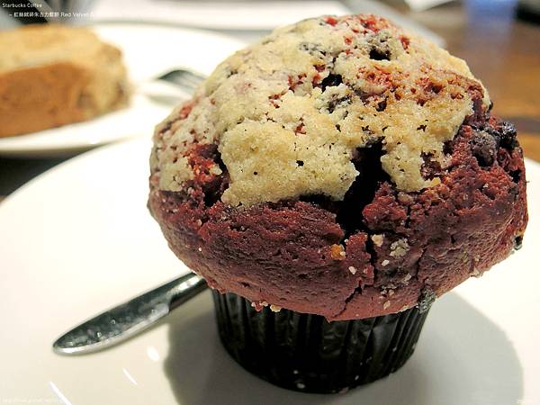 紅絲絨碎朱古力鬆餅 Red Velvet & Chocolate Chips Muffin ($18) 