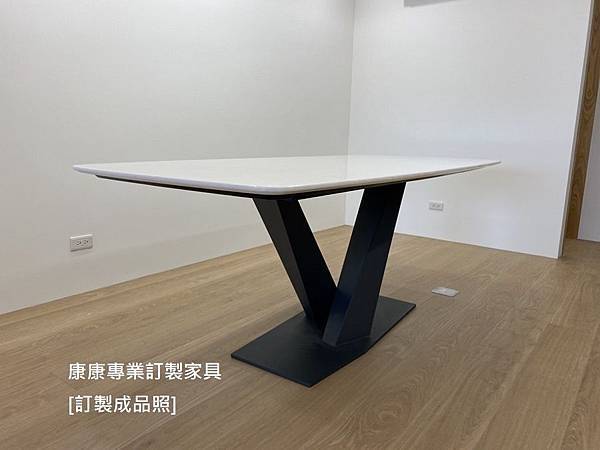 Stratos款型大理石餐桌-L200D95-1.jpg