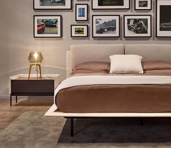 Aston Martin bed-V251_2.jpg Aston Martin bed-V251_2.jpg