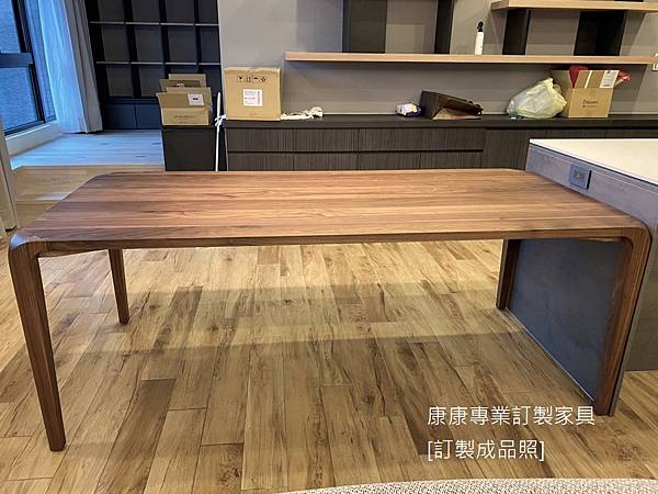 Sleek胡桃木餐桌L200D90-3.jpg Sleek胡桃木餐桌L200D90-3.jpg