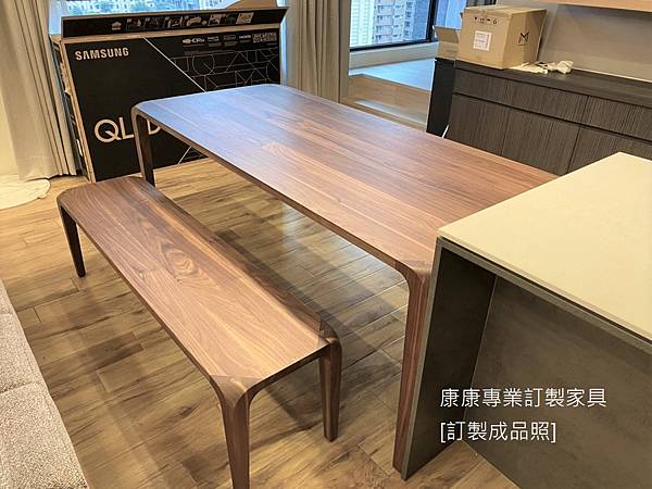 Sleek胡桃木餐桌L200D90-1.jpg Sleek胡桃木餐桌L200D90-1.jpg