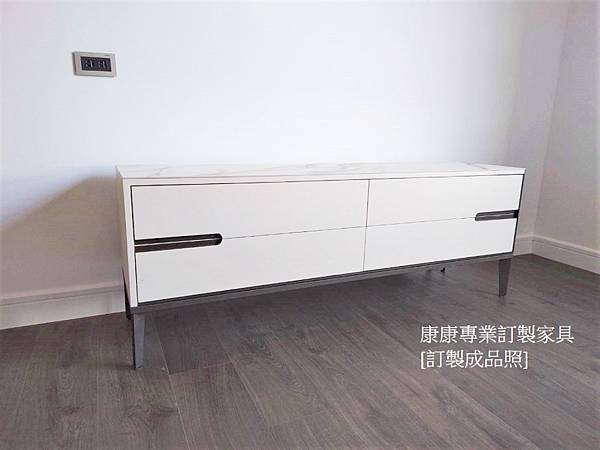 Mondrian斗櫃L160-2.jpg Mondrian斗櫃L160-2.jpg