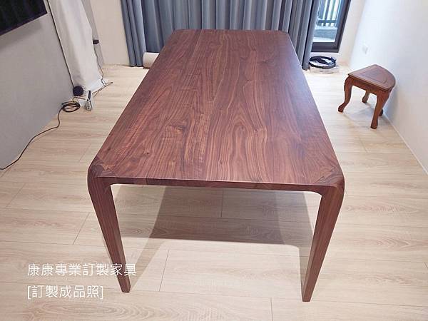 Sleek胡桃木餐桌L180D90-1.jpg Sleek胡桃木餐桌L180D90-1.jpg