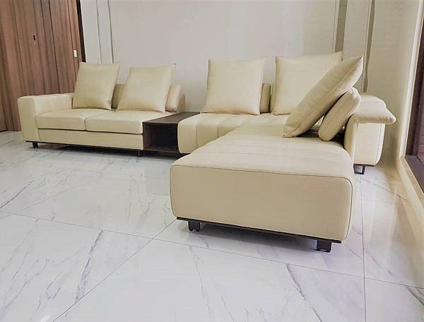 2 Living Room沙發.jpg 2 Living Room沙發.jpg